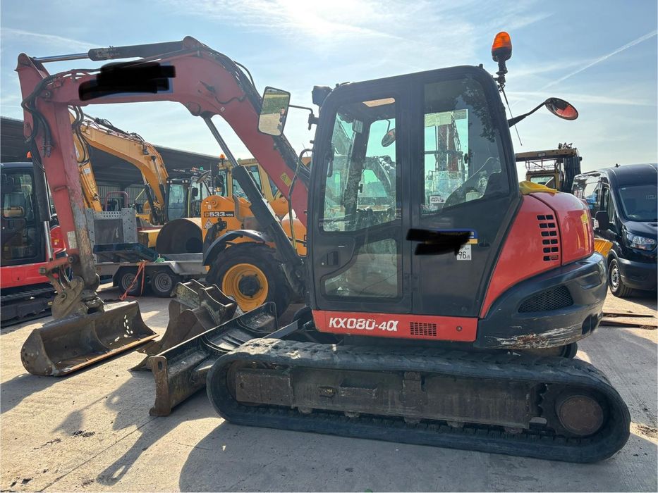 Închiriez utilaje (excavator, cilindru compactor, miniexcavator)