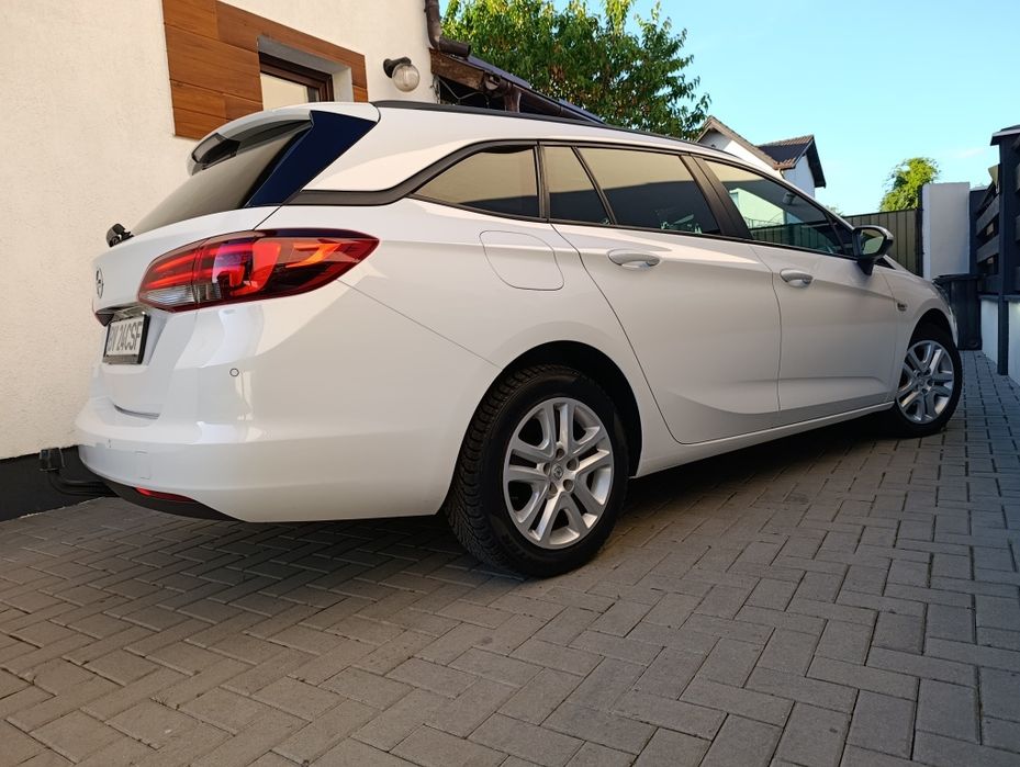 Opel Astra K 1.6cdti-2017-faruri inteligente IntelliLUX MATRIX -volan și scaune cu incalzire-Lane assist-Sign assist-Front assist-navigatie mare-