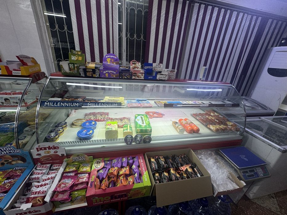 Prodayotsa vitrinniy xolodilnik AZN v otlichnom rabochem sostoyani