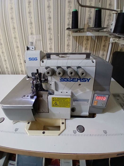 Tikuv mashinasi va Averlog kamplekt