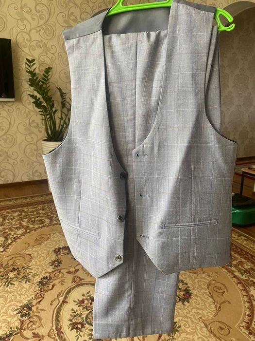 Костюм тройка на 12-13 лет