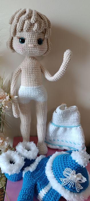Позираща плетена кукла