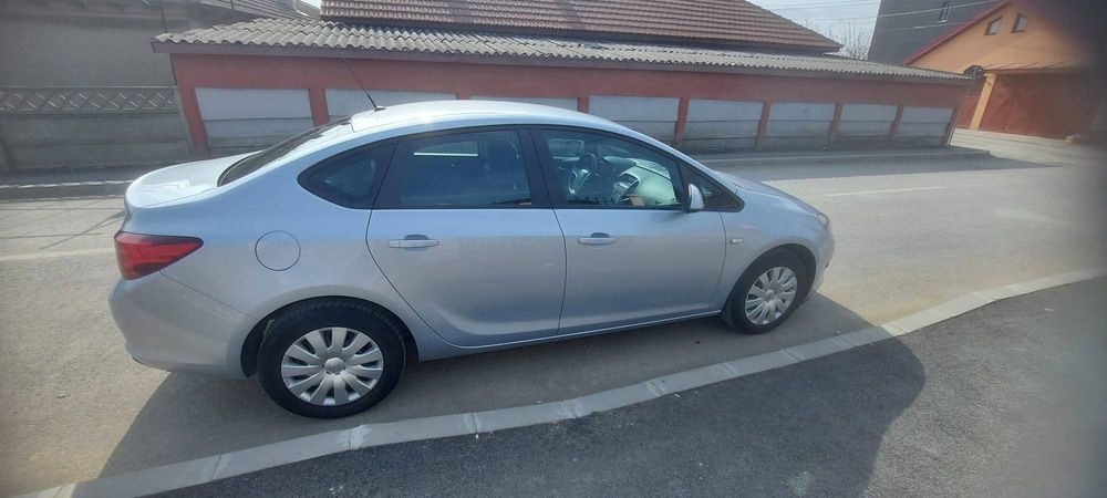 Vând Opel Astra j