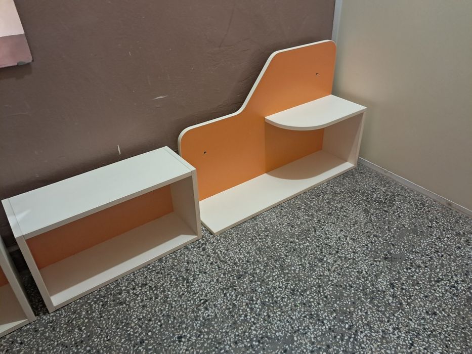 Етажерки за закачане на стена