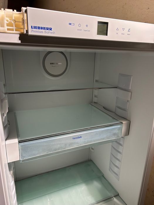 Vând frigider incorporabil