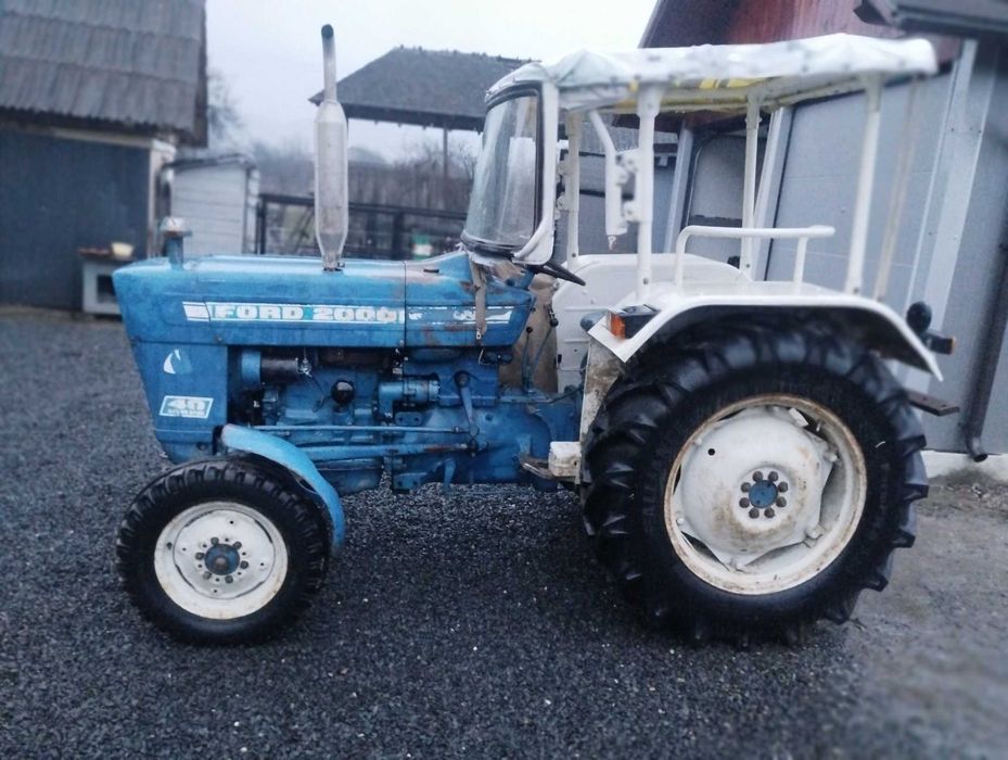 Vând tractor Ford 2000