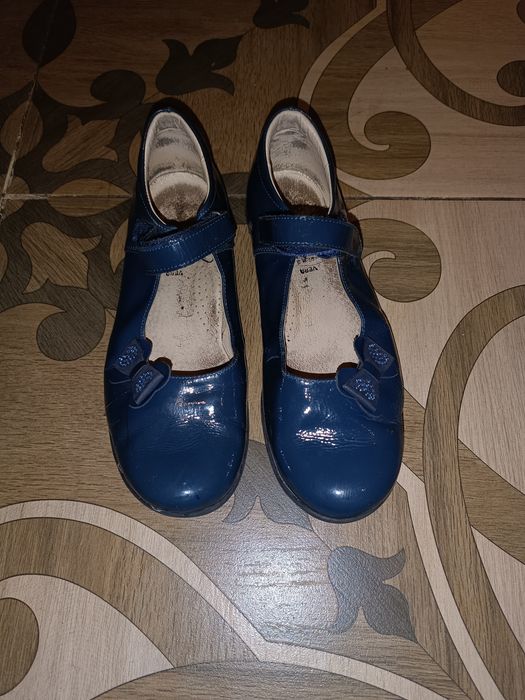 Продам школьные туфли. Италия