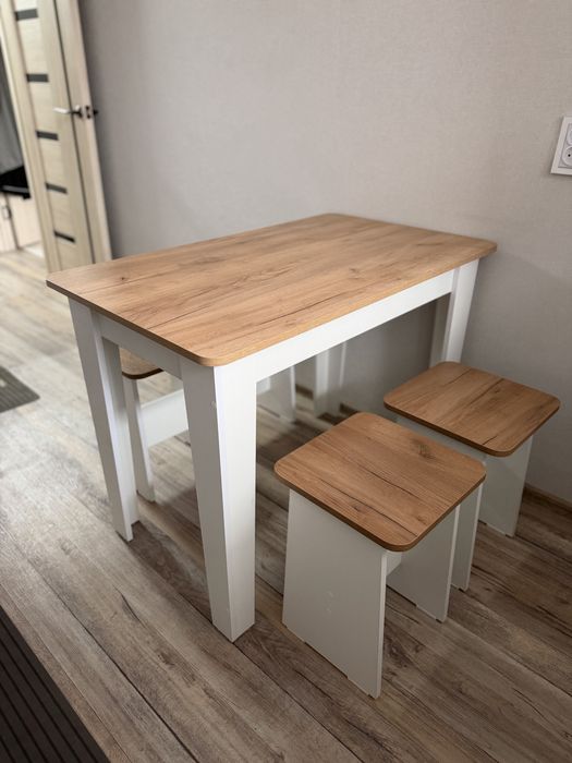 Стол со стульями в идеальном состоянии