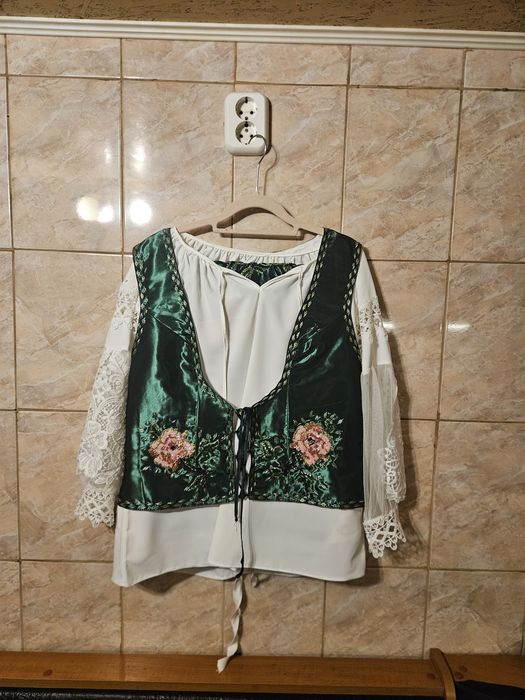 Costum popular cusut manual nou.