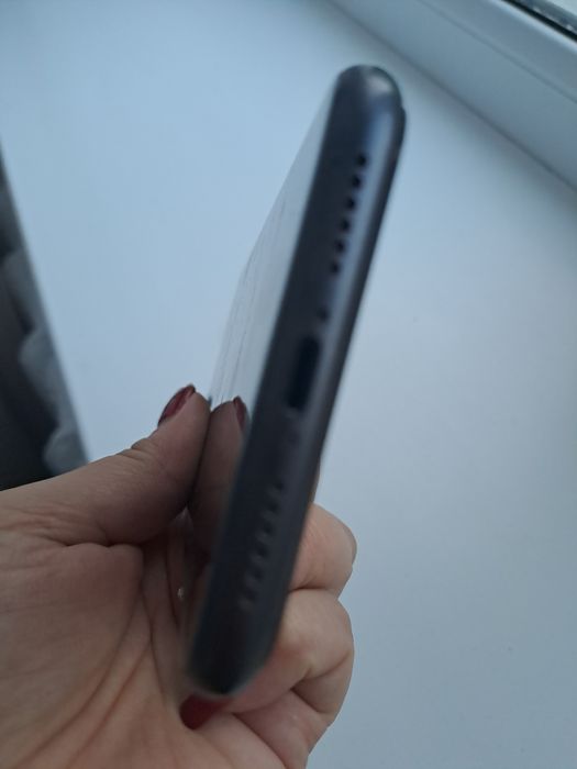 iPhone 11 с чехлом и зарядкой