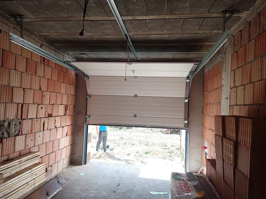 Usa de garaj secționala