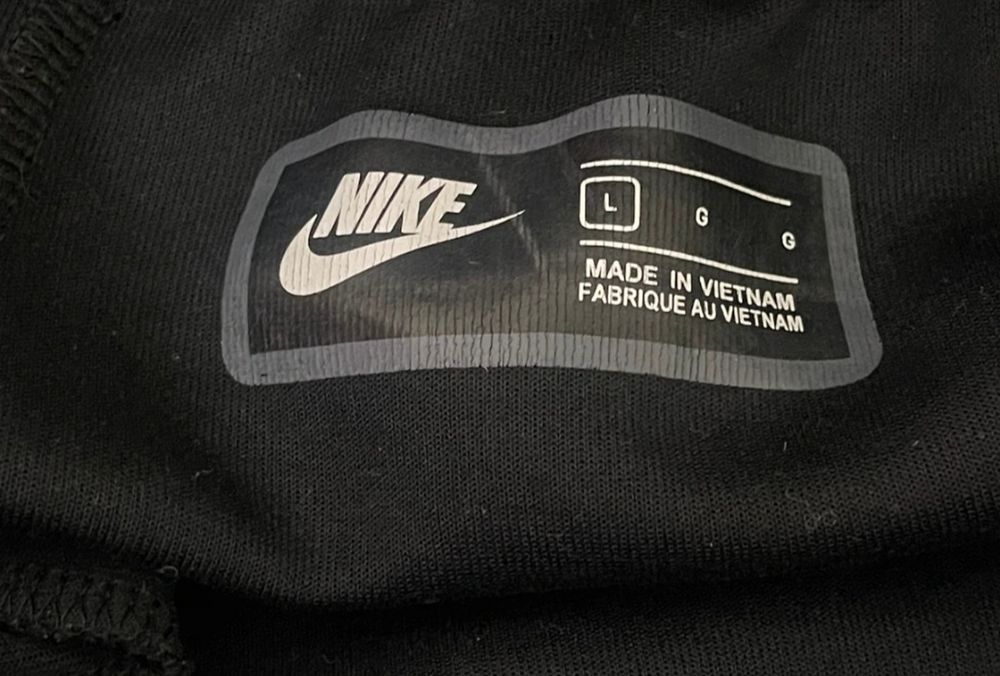 Pantaloni tech în stare excelenta