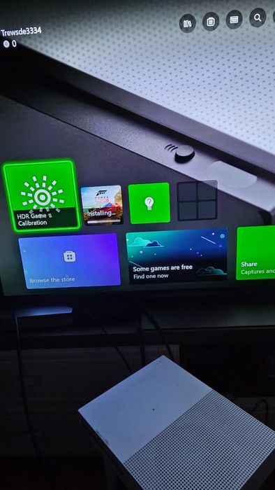 Xbox one s perfect funcțional  de 1 tera cu problema la dvd rom!