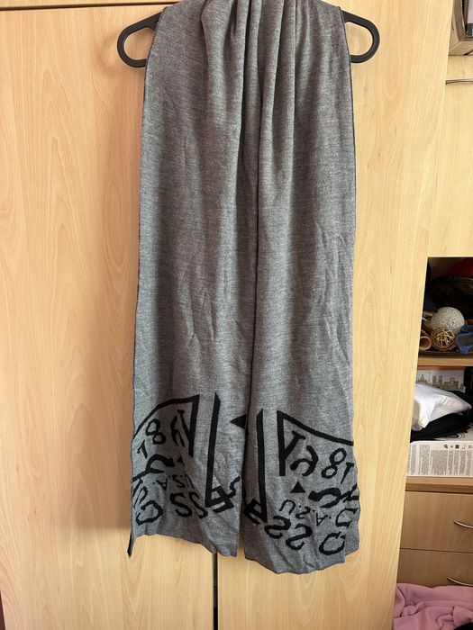 Оригинален шал на GUESS