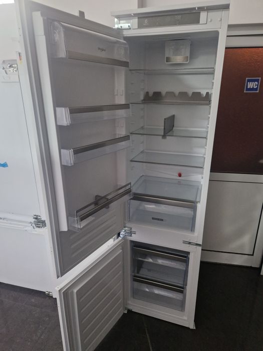 Хладилник за вграждане Whirlpool 196см 320 литра