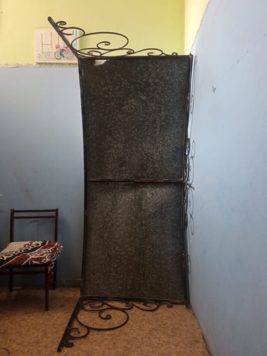 Металлический козырёк с кованными элементами