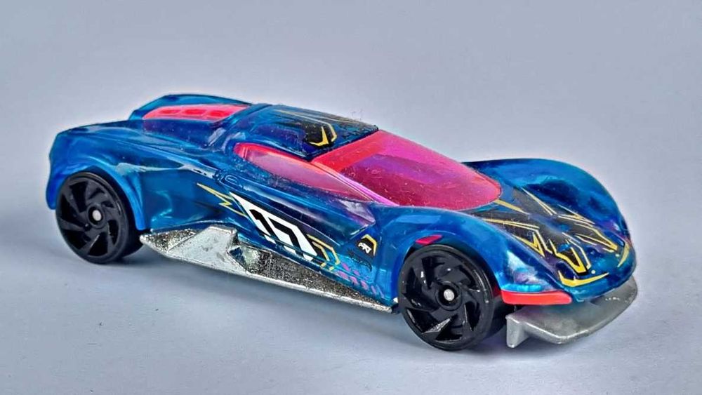 Продавам метална количка 2016 Hot Wheels Crescendo Blue X-Racers 1:64