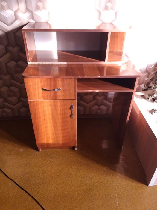 Письменный детский стол с полкой