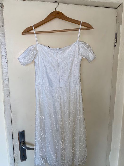 Продавам официална бяла рокля ползвана само веднъж Л размер.