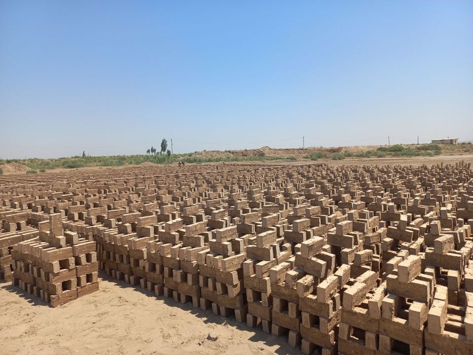 Zavodda ishlab chiqarilgan xom g'isht sotiladi