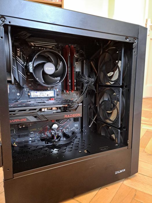 Геймърски компютър с стилен дизайн.