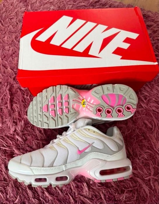 Adidasi nike noi nepurtati