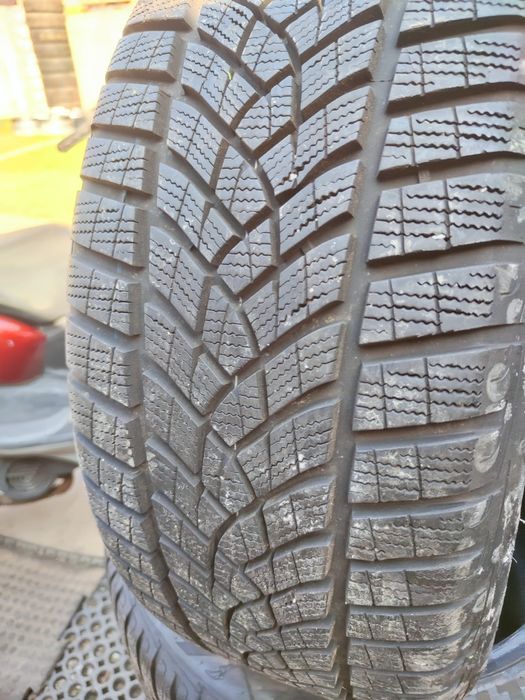 4 бр зимни 225/45/18 Goodyear