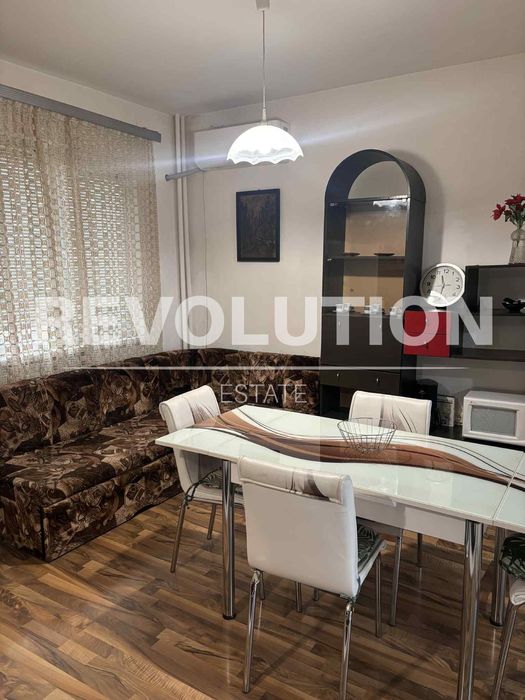 Тристаен апартамент в района на кв. Кючук Париж