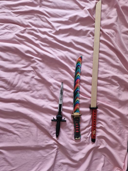 Набор игрушечных мечей