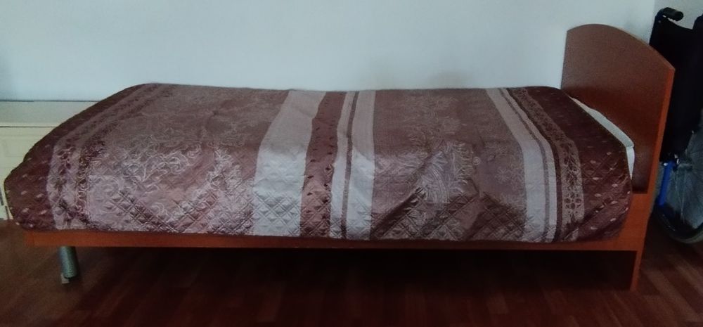 Продам кровать полуторка