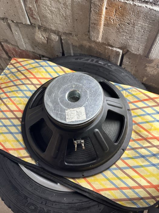 Vând o boxă pop de 15 inch, 350W, 8 ohmi.