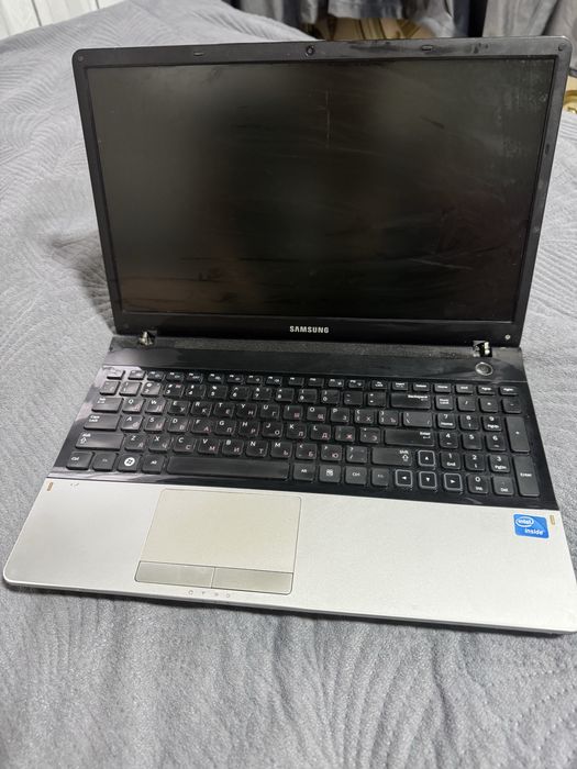 Ноутбук самсунг.