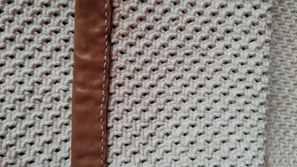 Дамска чанта ръчно плетена на една кука