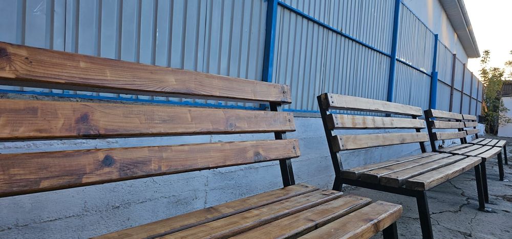 Скамейки, в отличном состоянии