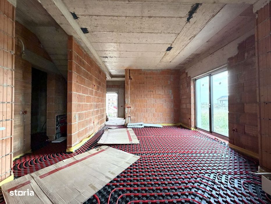 Duplex despartit prin camera tehnica, 5 camere, teren de 308 in Sanand