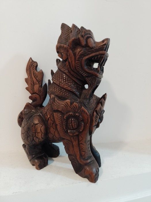 Superbă sculptura realizată din lemn masiv câine Fu ,piesa cu o lucrăt