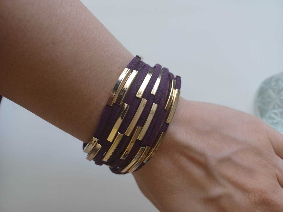 Лилава гривна със златни елементи и велур