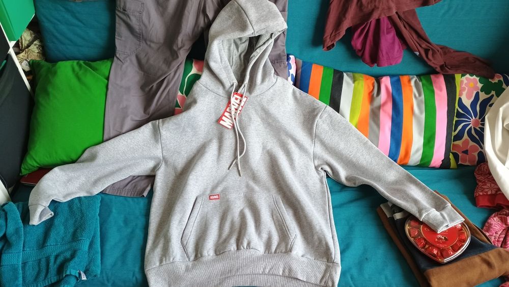 Продавам нов суичър Marvel ,размер Ххл