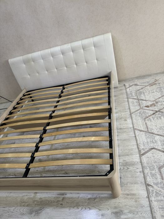 Спальный кровать без матраса