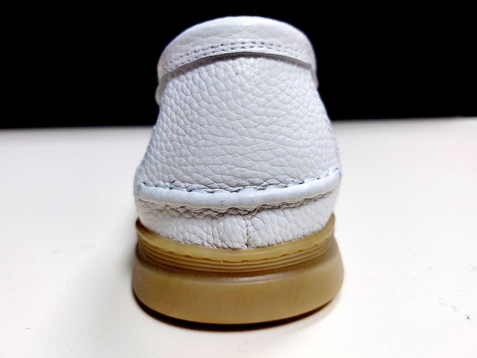 Продам новые летние белые мокасины