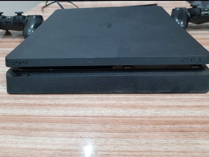 PlayStation 4 - отличное состояние + игры + 2 геймпада