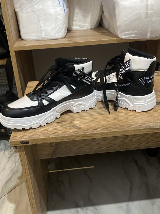 Продам кросовки с высокой подошвой