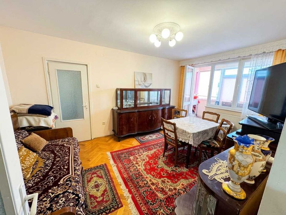 Apartament cu 2 camere, situat în zona ultracentrală a orașului Piatra-Neamț. Imobilul este dotat cu multiple îmbunătățiri. Str Mihai Eminescu
