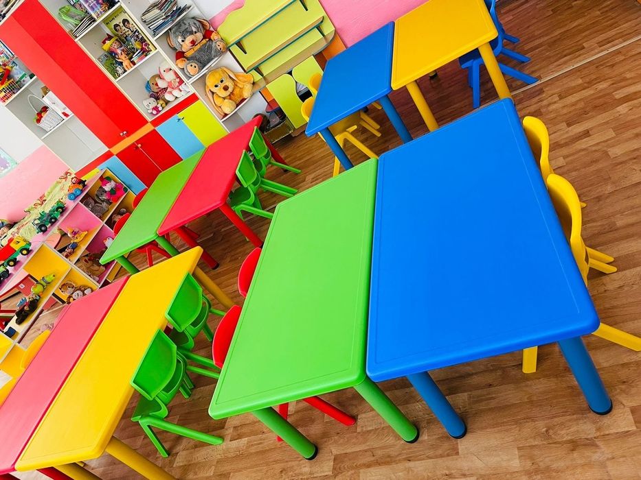 Стол пластиковый и 8 стульев для детского сада