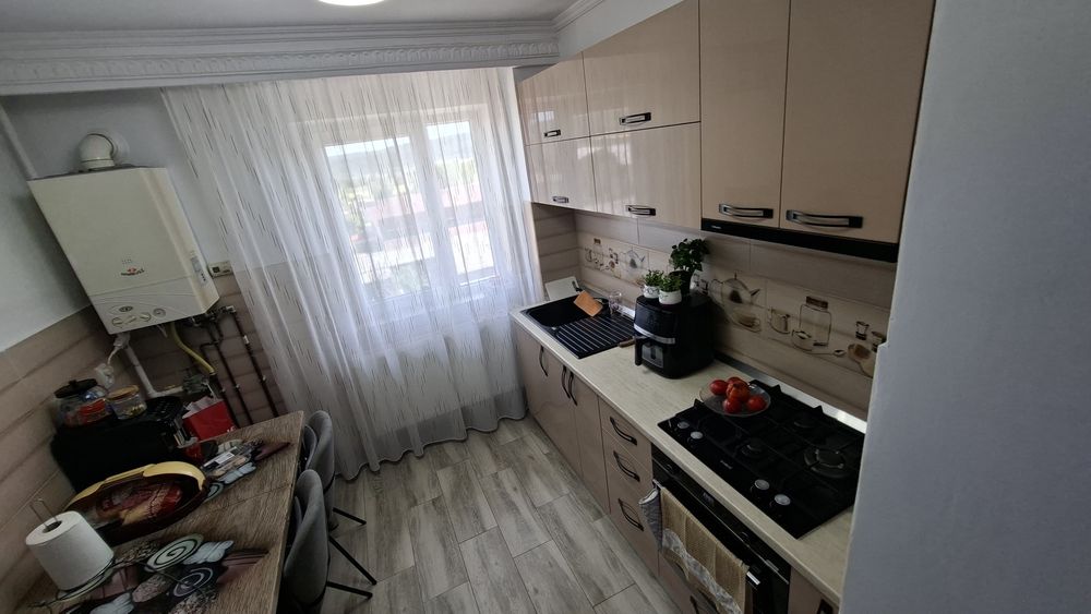 "UNICAT !!! Apartament 3 camere + curte cu camera si loc de parcare