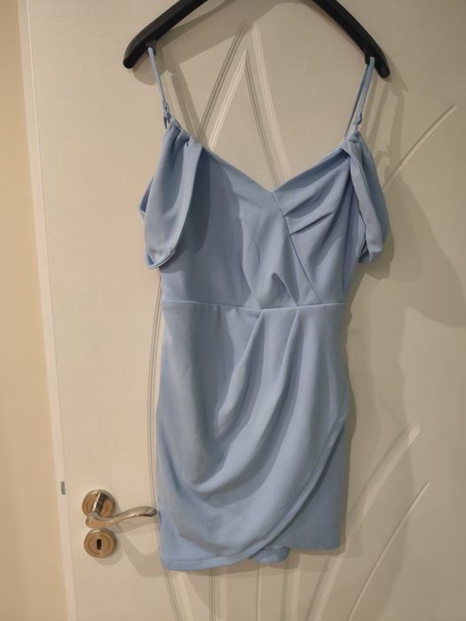 Къса синя рокля,