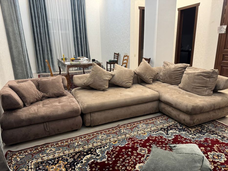 Диван с подушками