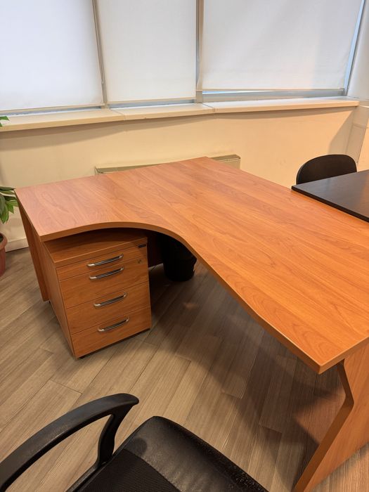 Офисная мебель, столы, стулья, стеллаж, тумбочки.