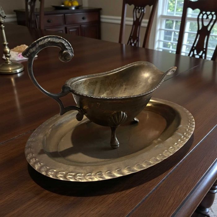 Винтидж метална сосиера с подложка