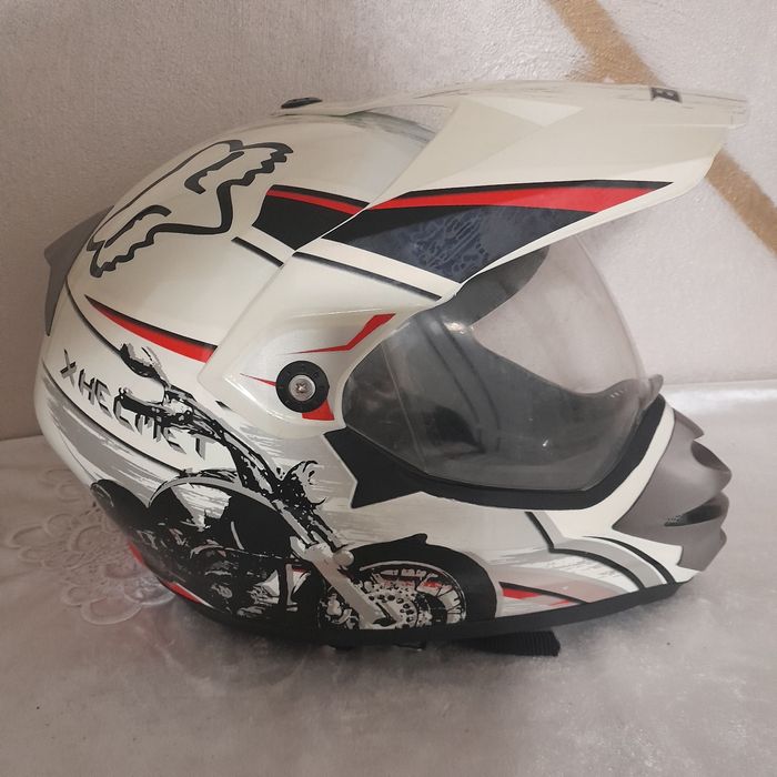 кроссовый мотошлем / мотокросс-шлем.